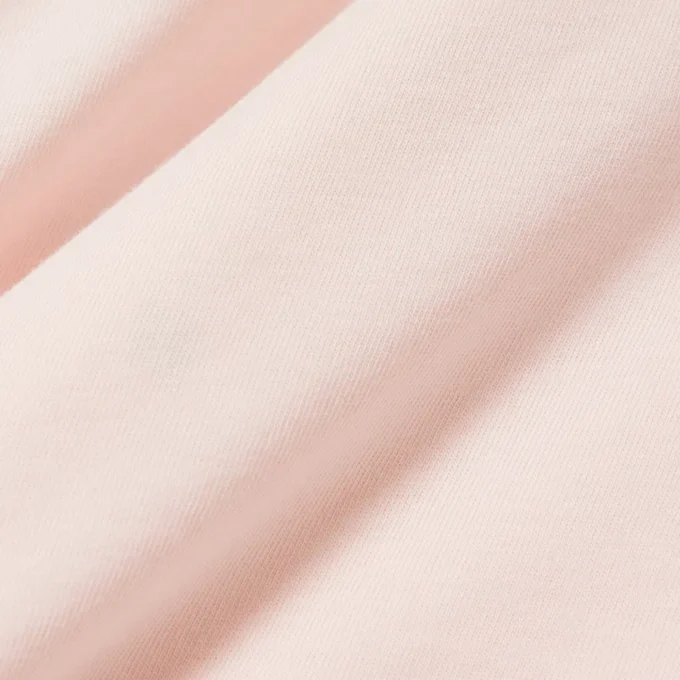 Bomullst-shirt med kontrastmärke Bomullst-shirt med kontrastmärke