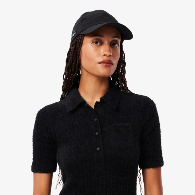 Damklänning i fluffig ribbad stickning med polokrage Damklänning i fluffig ribbad stickning med polokrage