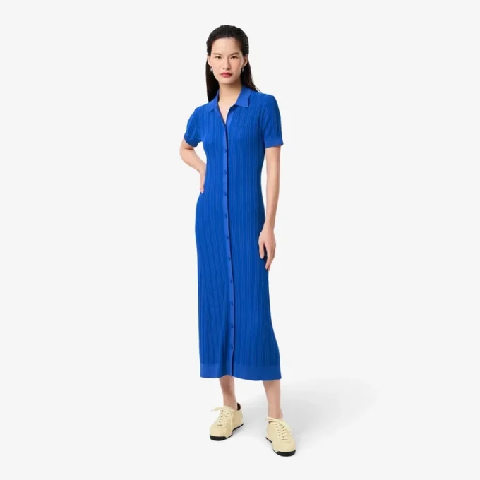 Damklänning i ribbad stickning med polokrage Damklänning i ribbad stickning med polokrage