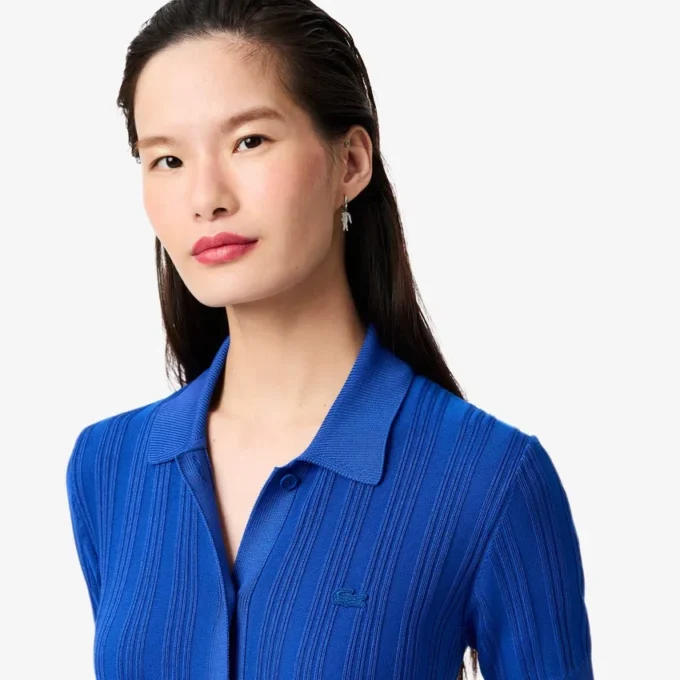 Damklänning i ribbad stickning med polokrage Damklänning i ribbad stickning med polokrage