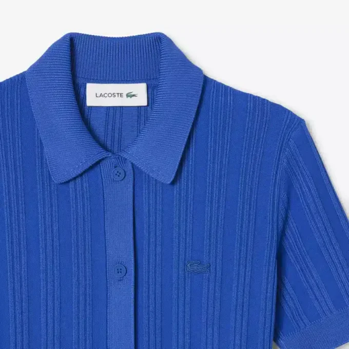 Damklänning i ribbad stickning med polokrage Damklänning i ribbad stickning med polokrage