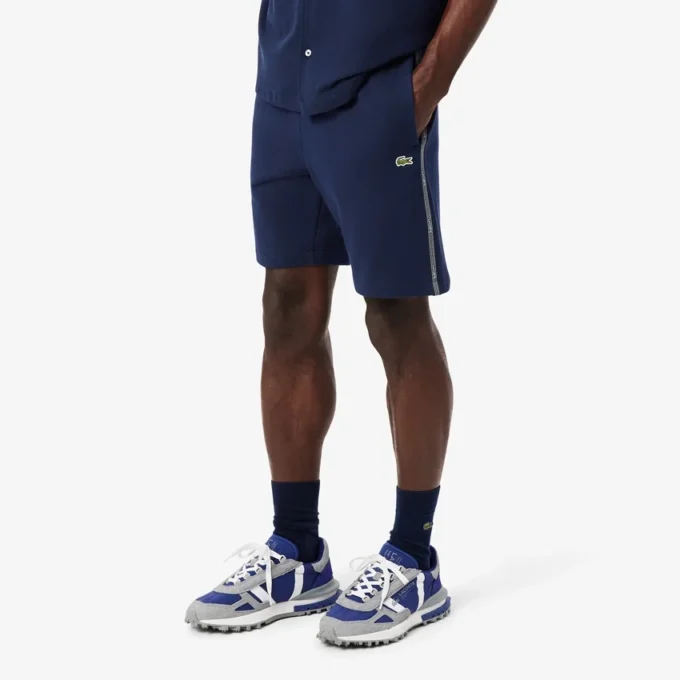 Fleece-shorts med logotyp och ränder i normal passform Fleece-shorts med logotyp och ränder i normal passform