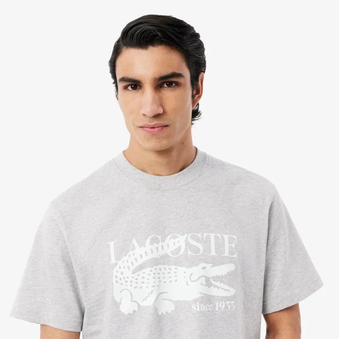 Herr-T-shirt i bomull med klassisk passform och tryck Herr-T-shirt i bomull med klassisk passform och tryck
