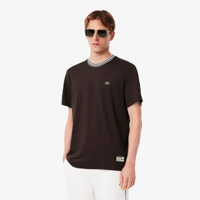 Herr-T-shirt med randig hals, tillverkad i Frankrike Herr-T-shirt med randig hals, tillverkad i Frankrike
