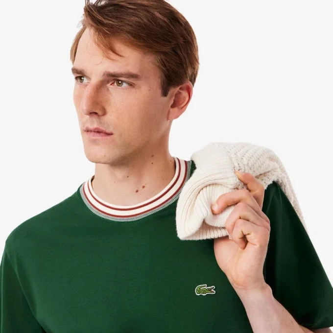 Herr-T-shirt med randig hals, tillverkad i Frankrike Herr-T-shirt med randig hals, tillverkad i Frankrike