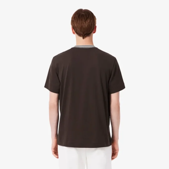 Herr-T-shirt med randig hals, tillverkad i Frankrike Herr-T-shirt med randig hals, tillverkad i Frankrike