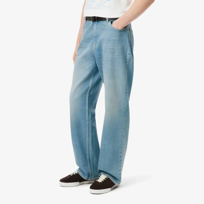 Herrjeans i bomullsdenim med 5 fickor och lös passform Herrjeans i bomullsdenim med 5 fickor och lös passform
