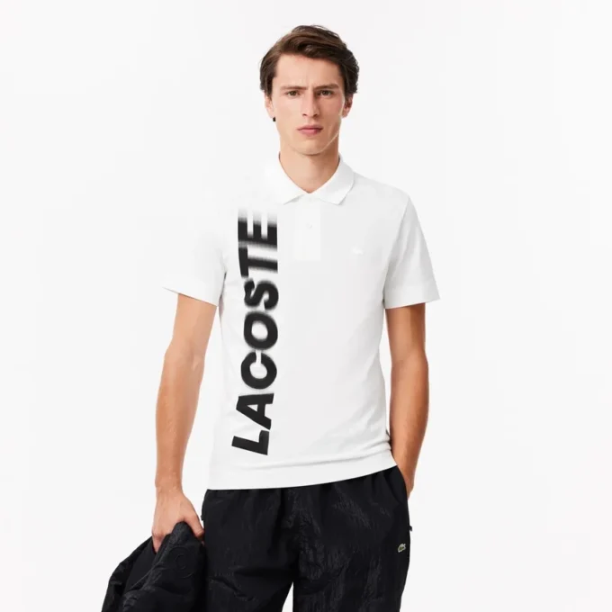 Herrpikétröja i normal passform med Lacoste Movement-tryck Herrpikétröja i normal passform med Lacoste Movement-tryck