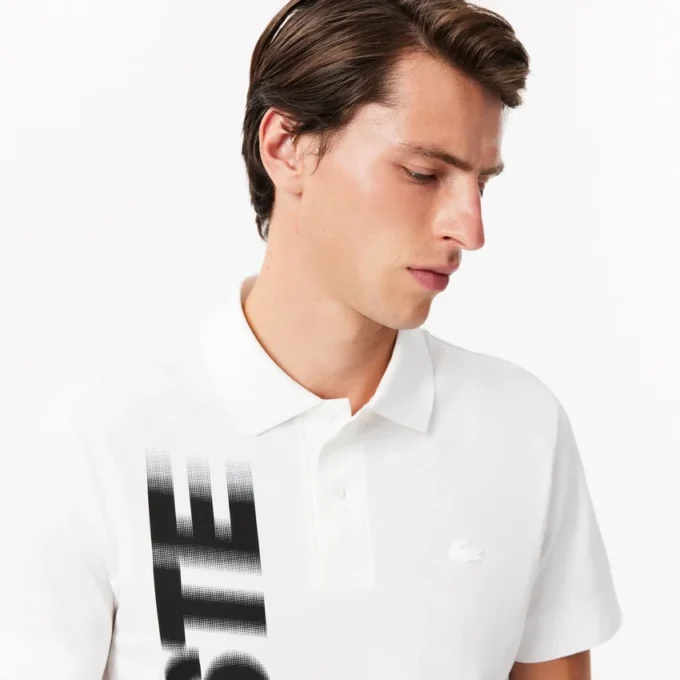 Herrpikétröja i normal passform med Lacoste Movement-tryck Herrpikétröja i normal passform med Lacoste Movement-tryck