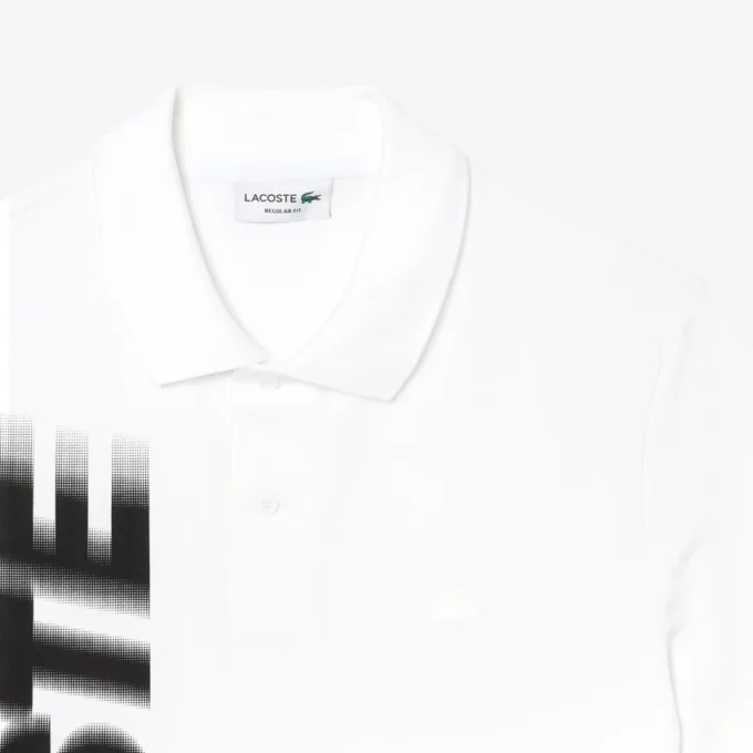 Herrpikétröja i normal passform med Lacoste Movement-tryck Herrpikétröja i normal passform med Lacoste Movement-tryck