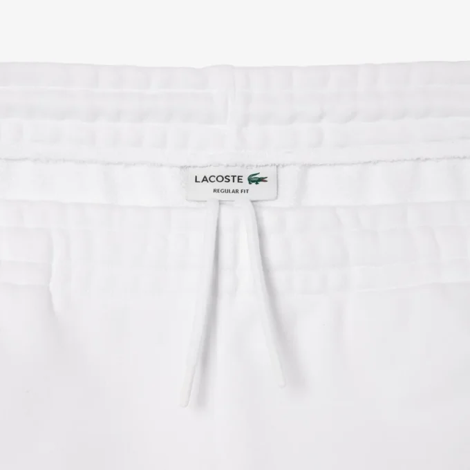 Herrshorts i fleece med broderad text i normal passform Herrshorts i fleece med broderad text i normal passform