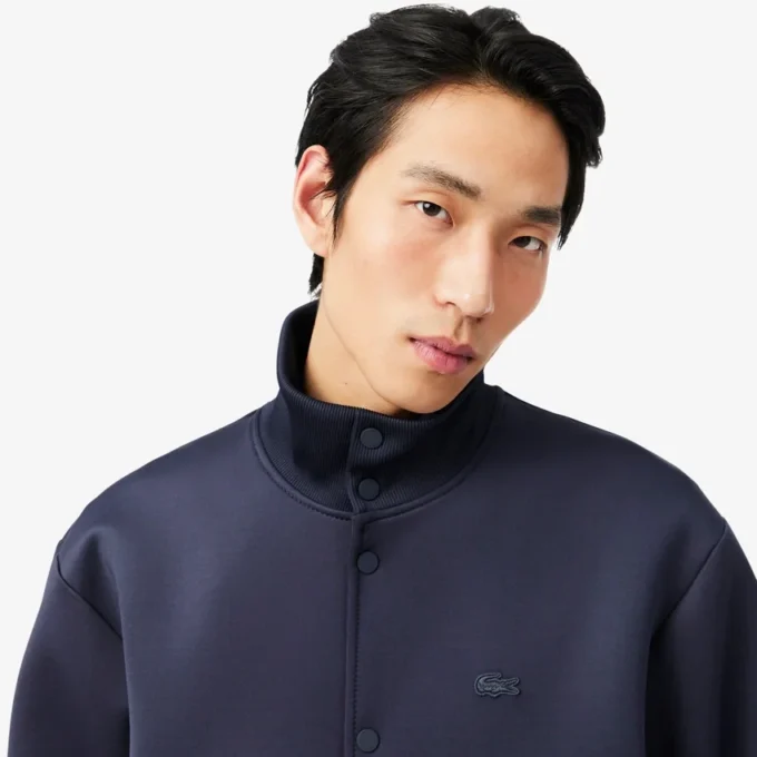 Jacka med hög krage och broderad logotyp Jacka med hög krage och broderad logotyp