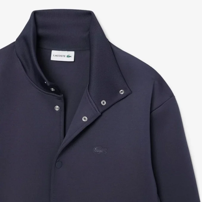 Jacka med hög krage och broderad logotyp Jacka med hög krage och broderad logotyp
