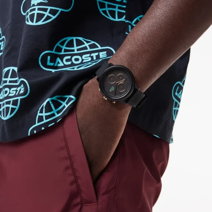 Lacoste.12.12 Chrono-klocka i svart och neje-guld, silikon Lacoste.12.12 Chrono-klocka i svart och neje-guld, silikon