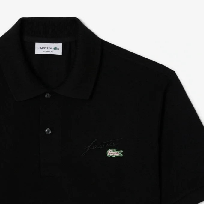 Pikétröja i klassisk passform med broderade detaljer för herr Pikétröja i klassisk passform med broderade detaljer för herr