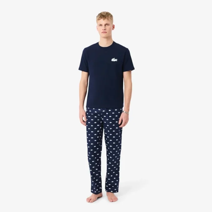 Pyjamas i bomull med krokodiltryck Pyjamas i bomull med krokodiltryck