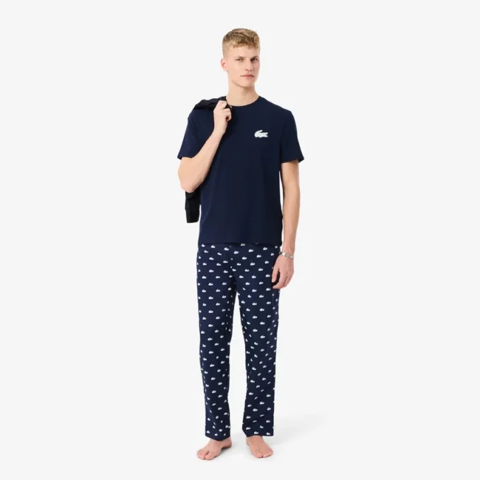 Pyjamas i bomull med krokodiltryck Pyjamas i bomull med krokodiltryck