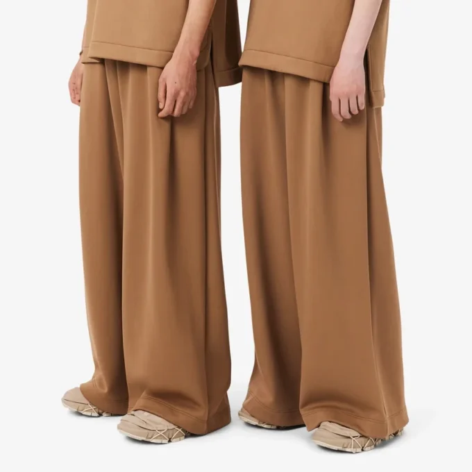 Runway-joggingbyxor i plisserad satin Runway-joggingbyxor i plisserad satin