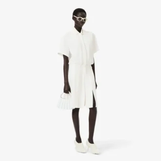Runway-klänning med plissering och broderidetaljer