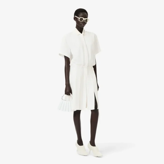 Runway-klänning med plissering och broderidetaljer Runway-klänning med plissering och broderidetaljer