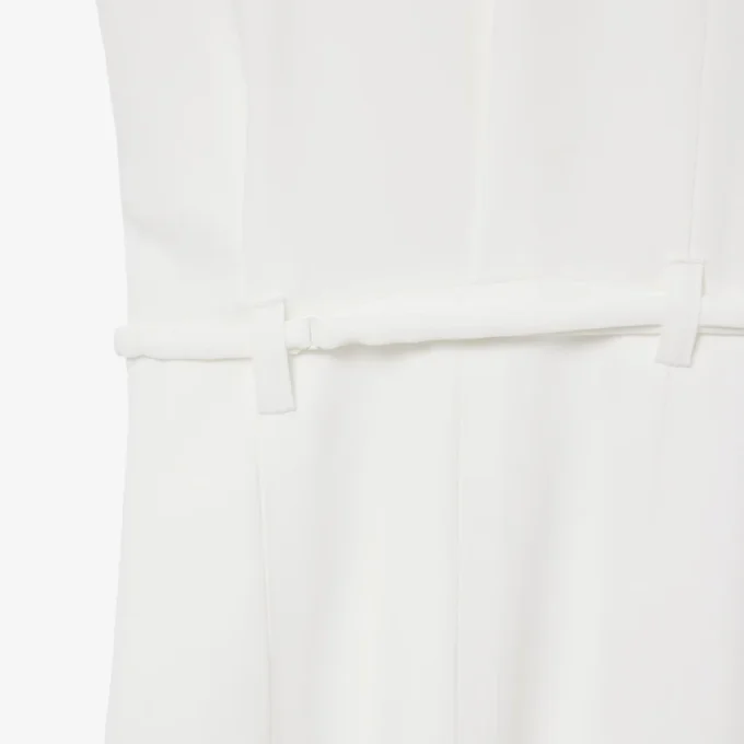 Runway-klänning med plissering och broderidetaljer Runway-klänning med plissering och broderidetaljer