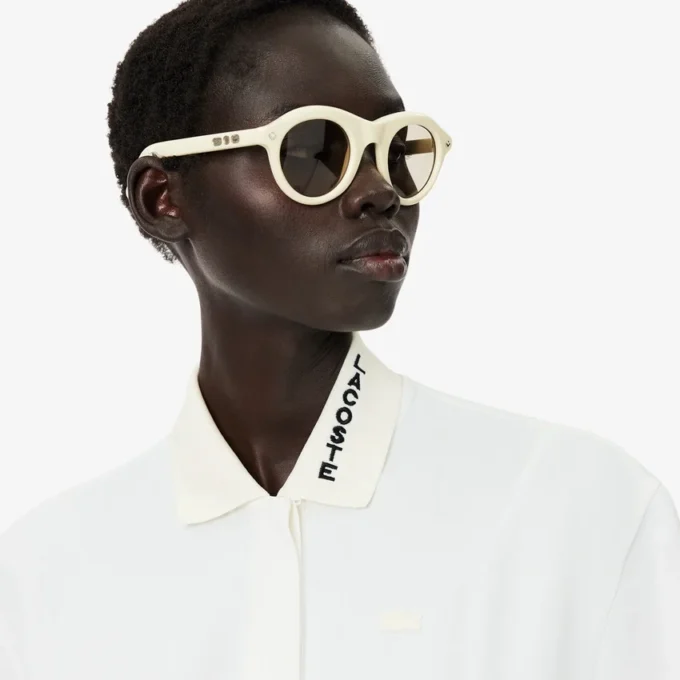 Runway-klänning med plissering och broderidetaljer Runway-klänning med plissering och broderidetaljer