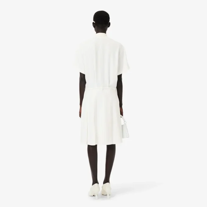 Runway-klänning med plissering och broderidetaljer Runway-klänning med plissering och broderidetaljer