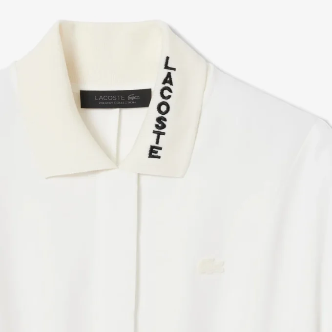 Runway-klänning med plissering och broderidetaljer Runway-klänning med plissering och broderidetaljer