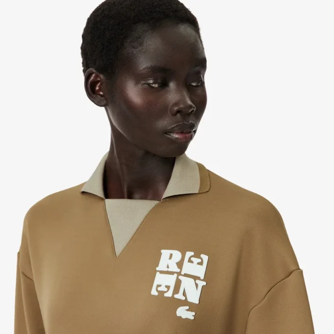 Runway-pikétröja med krage och badge-detalj