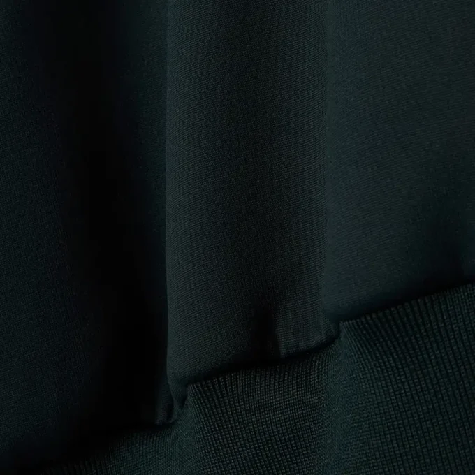 Runway-pikétröja med krage och badge-detalj