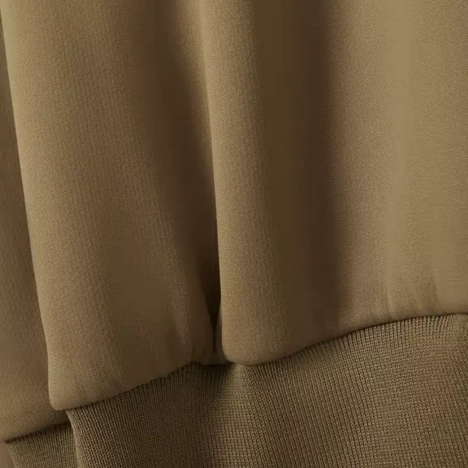 Runway-pikétröja med krage och badge-detalj