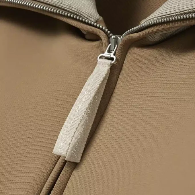 Runway-sweatshirt med hög hals, dragkedja och badge-detalj Runway-sweatshirt med hög hals, dragkedja och badge-detalj