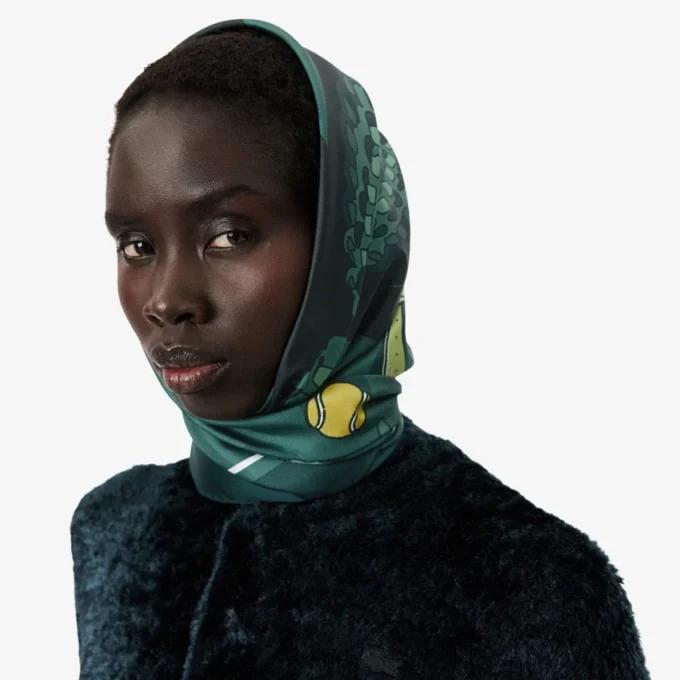 Sidenhalsduk med catwalk-tryck Sidenhalsduk med catwalk-tryck