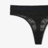 Stringtrosor med spets och logotyp i midjan Stringtrosor med spets och logotyp i midjan