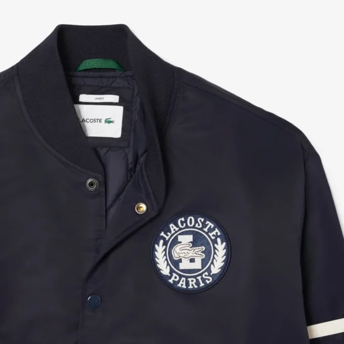 Vattenavvisande bomberjacka för herr med broderad emblem Vattenavvisande bomberjacka för herr med broderad emblem